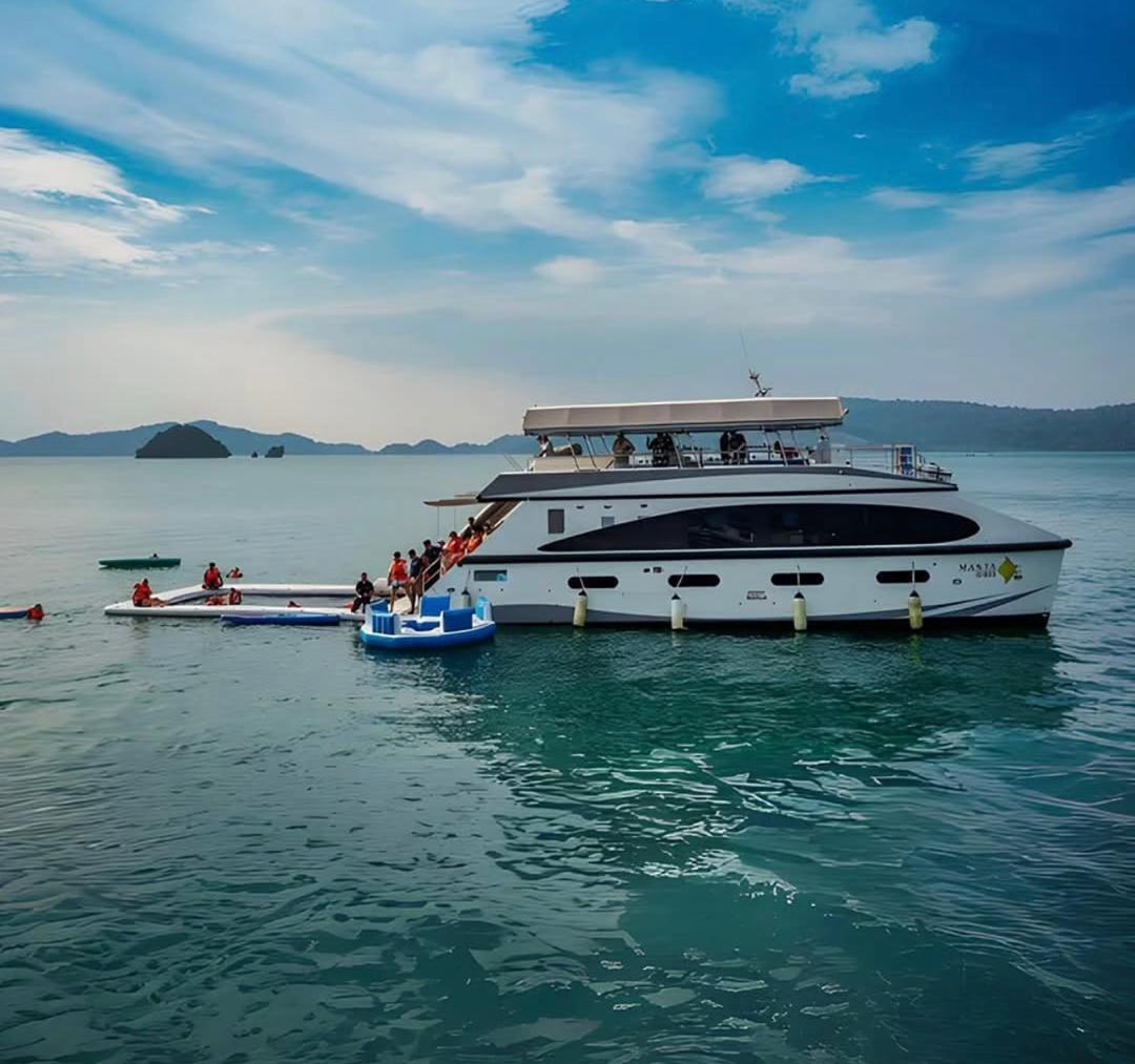 Manta Oro Sunset Dinner Cruise